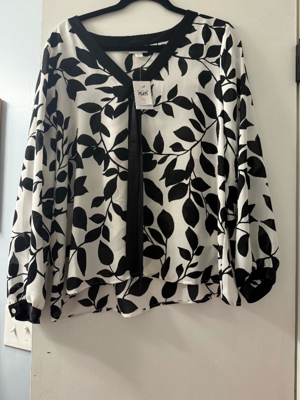 J. Jill Cream and Black Leaf Print V-Neck Blouse – Size LP NWT